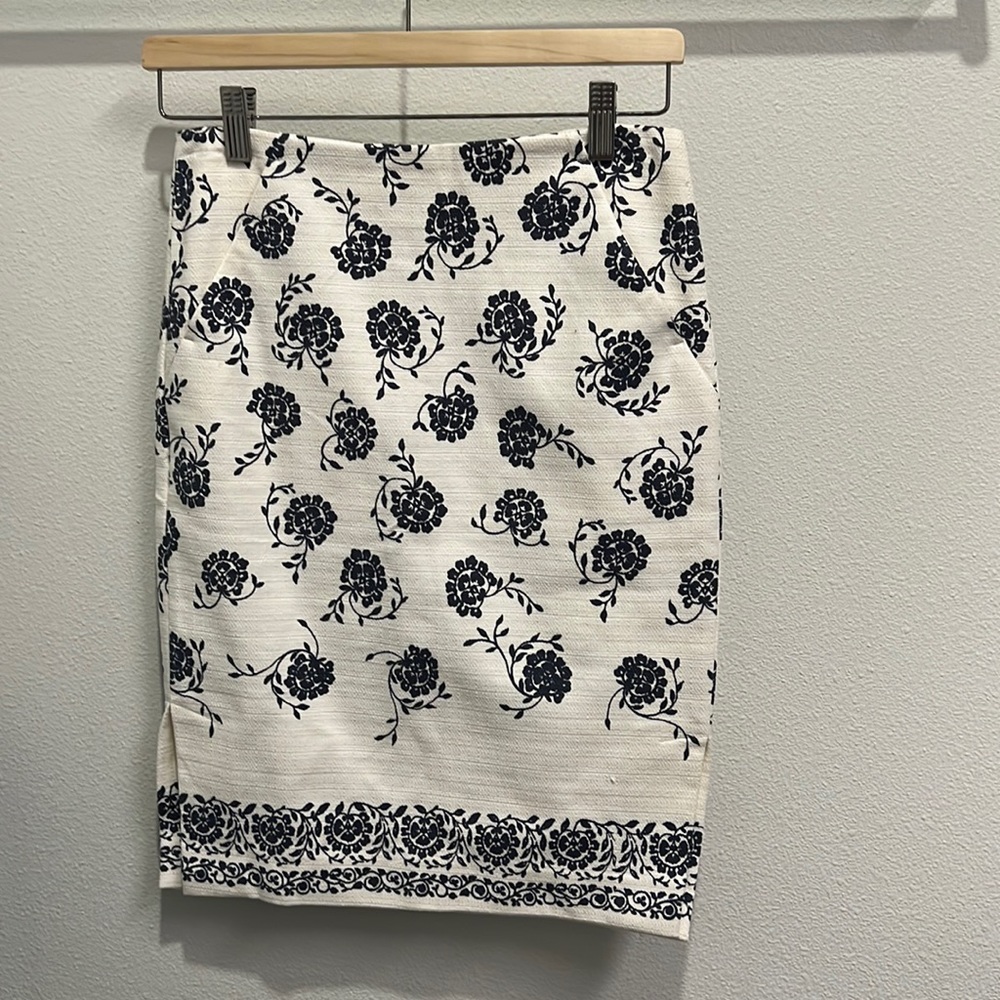Ann Taylor LOFT, pencil skirt, 0, white with blue floral details. Pockets!
